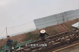 4.2米货车送货到工地，路烂还没有工人卸货，看司机如何现场协商视频封面
