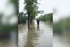 浙江衢州暴雨引发滑坡 致部分地区停电 电路工蹚水抢修、没膝前行视频封面