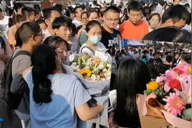 高考结束了，皮皮爸妈接孩子回家，没带花，尴尬视频封面