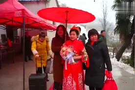 安徽一位城里姑娘，拖着行李箱走路出嫁，看着好心酸视频封面