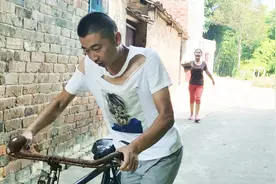 老公参加同学聚会，妻子让他开车，还给他换了衣服，实在太搞笑视频封面