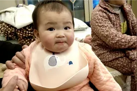 给9个月女宝喂酸猕猴桃 搞笑表情