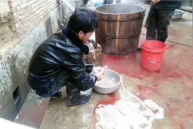 杀年猪！翻猪肠子可是个技术活，这小伙不到两分钟搞定！视频封面