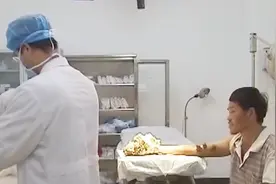 男子手上莫名其妙长了小白点 越长越大像鸡蛋大小 有的还开始发黑视频封面
