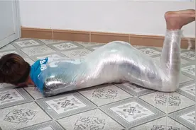 被保鲜膜捆绑后，能顺利挣脱保鲜膜吗？挑战结果出乎意料！视频封面