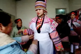 贵州一少数民族姑娘出嫁，穿衣打扮好麻烦，还有这样捆腰带的视频封面