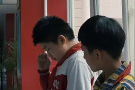异类，他们与众不同，被班主任朱老师孤立。视频封面
