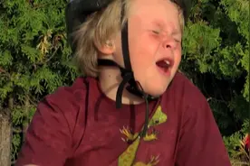 国外恶搞：男孩骑车崴了脚，路人帮忙脱鞋，袜子里居然伸出一双手视频封面