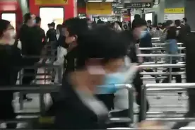 深圳北站上班扫码进站，人很多视频封面