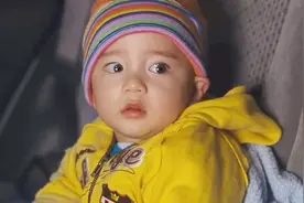 这孩子当年真是惊呆了一票人！长得也太好看了，这大眼睛太萌了！
