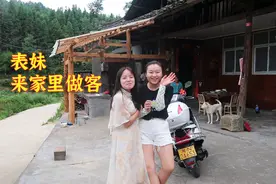 表妹打工回来骑着新车来我家玩，早上五点就报餐了，小婷飞奔迎接视频封面