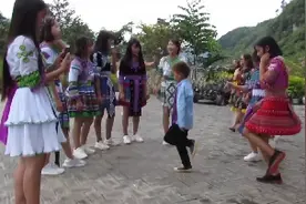 越南景区苗族姑娘舞蹈，跟着动感的音乐踏着飘逸的步伐视频封面