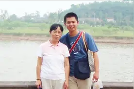 男子自愿帮同学赡养母亲 借着更换工作地点的机会 就近去照顾她视频封面