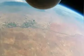 从40000米高空安全降落，跟着太空跳伞者，第一视角看地球！视频封面