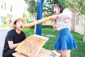 美女开巨型杂货铺，小伙第一天买巨型辣条，第二天买巨型火腿肠视频封面
