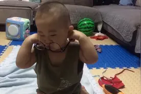 一周岁的宝宝非要戴400度的眼镜视频封面