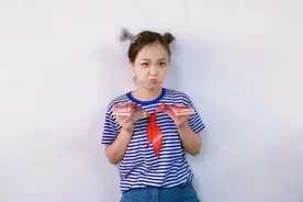 打工妹首次拿工资，900块钱也太低了吧，你们觉得还能干下去吗视频封面