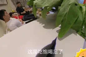 一群男人喝酒 一边喝酒加聊天 一边喝完看电视 完全是两种状态视频封面