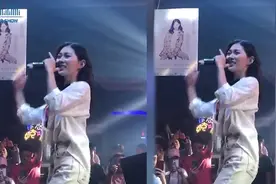 因《一曲相思》成名的阿悠悠，酒吧商演风度不减，抖腿还那么带感视频封面
