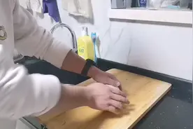 手把手教你做正宗山西刀削面，配酸菜鱼拌料，吃个哇，一个味儿正视频封面