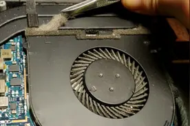 打开后盖扯出一撮陈年老灰！开盖清灰更换螺丝，感觉电脑都变快了视频封面