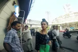 一个女孩行走在印度街头视频封面