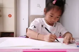 孩子宅在家总说无聊，给他一支笔，一张纸，一些颜料，看能玩什么视频封面