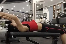 人到中年肌肉流失，动作简单在家里可以练胸肌。女性可以练胸肌。