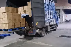 打工仔不想进厂打工，花15万买了一台货车，一天收入是多少？视频封面