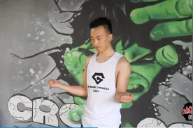 招财猫式的健身动作，你们见过么？看教练带你们练习，激活双肩视频封面