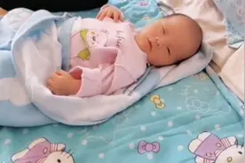 十二天的小宝宝居然睁开眼睛，还会笑，亲戚都来庆祝小生命的到来视频封面