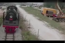 美女为追犯人，霸气开摩托车追火车，还用摩托车冲到火车上视频封面