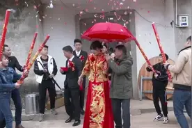 湖南一穷人家姑娘，因为长得漂亮，被北京一40岁老总娶走，猜啥样视频封面