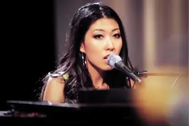 曲婉婷《阳光下的我们》现场，女神开口惊呆众人，这次曲风超可爱视频封面