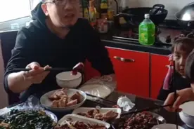 回老家吃的第一顿饭，女婿不会喝酒用饮料陪老丈人干一杯孝心满满视频封面