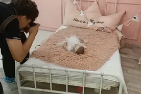 五个月宝宝去补拍满月照，全程配合，三套衣服很快拍完！视频封面