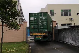 香港货柜车司机真牛，这么小的空间也能把车倒进来，40尺的货柜呢视频封面