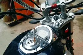 使用了四年的豪爵TR150，油门拧到万转立香烟，看看能否成功视频封面