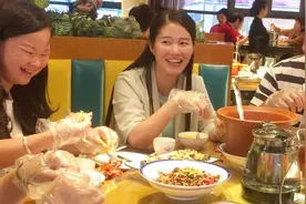 湖北自媒体作者聚会 看看她们都聊些啥话题 全场人爆笑连连视频封面