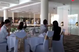 周杰伦第一次去昆凌家，昆凌姐姐和弟弟竟然是杰迷，场面搞笑了
