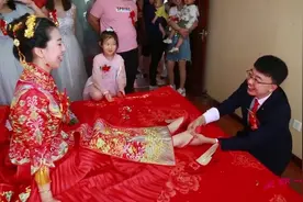 山东农村小伙结婚，新娘的婚鞋有些大视频封面