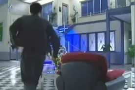 美女四肢无力浑身发烫，小伙不顾阻拦将她拖进卫生间，给她降温视频封面