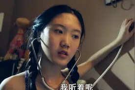 女儿发觉父母不对劲，用听诊器偷听父母谈话，发现了父母的大秘密视频封面