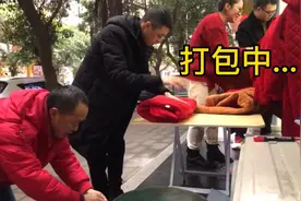 这几天店里生意太好了，临时把超哥和老爸叫过来打包，人多力量大视频封面