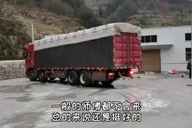 大货车究竟装的什么？人工根本搬不动，没有叉车也得找挖机来卸货