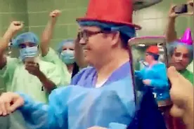 危地马拉医护人员不顾产妇痛苦，在接生过程中疯狂大喊欢庆新年视频封面