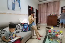 母老虎突然变成小可爱伺候老公，原来是惦记着老公的钱视频封面