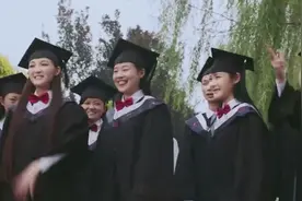 大学生一起拍毕业照，不料两个女同学竟然闹变扭，这是为什么呢视频封面