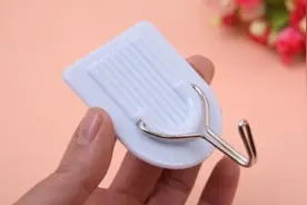 家里的粘钩不粘了？用厨房废弃物抹一抹，比新买的还牢固，厉害