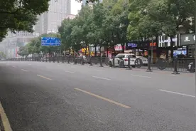 贵阳陆续复工后的喷水池附近